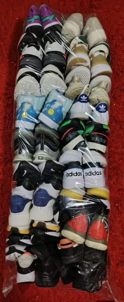 Lote de zapatillas deportivas Adidas y Nike - miniatura 2