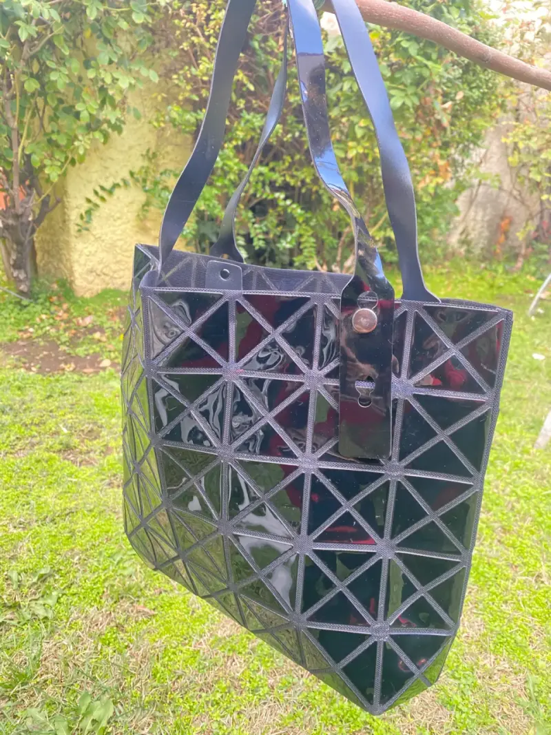 Bolso tote geométrico negro brillante - 1