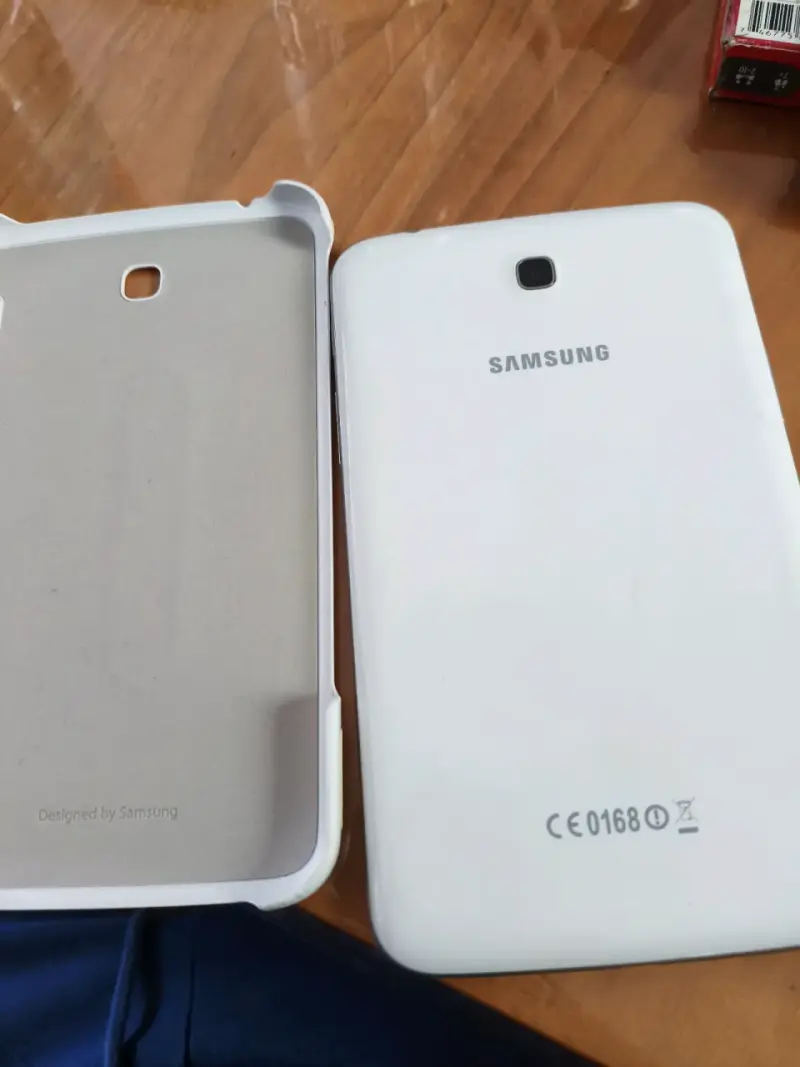 Tablet Samsung Galaxy tab3 con funda protectora - 2