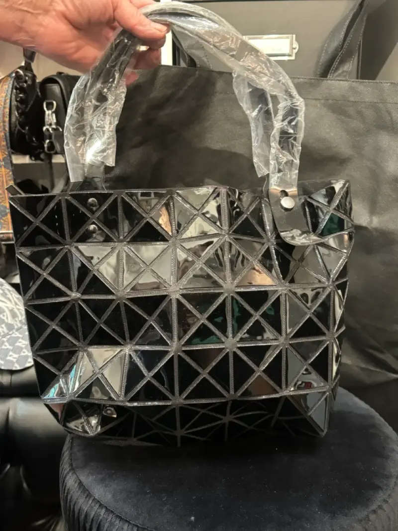 Bolso tote geométrico negro brillante - 4