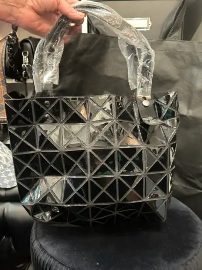 Bolso tote geométrico negro brillante - miniatura 4