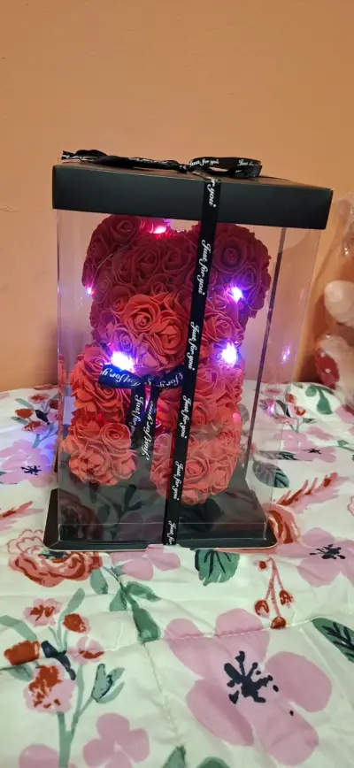Oso de rosas rojas con luces LED en caja - miniatura 2