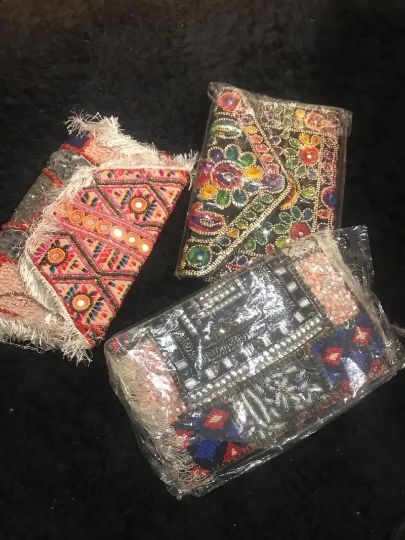 Carteras bohemias bordadas a mano con diseño étnico - 1