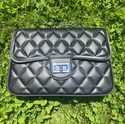 Cartera negra acolchada con cadena metálica - miniatura 1