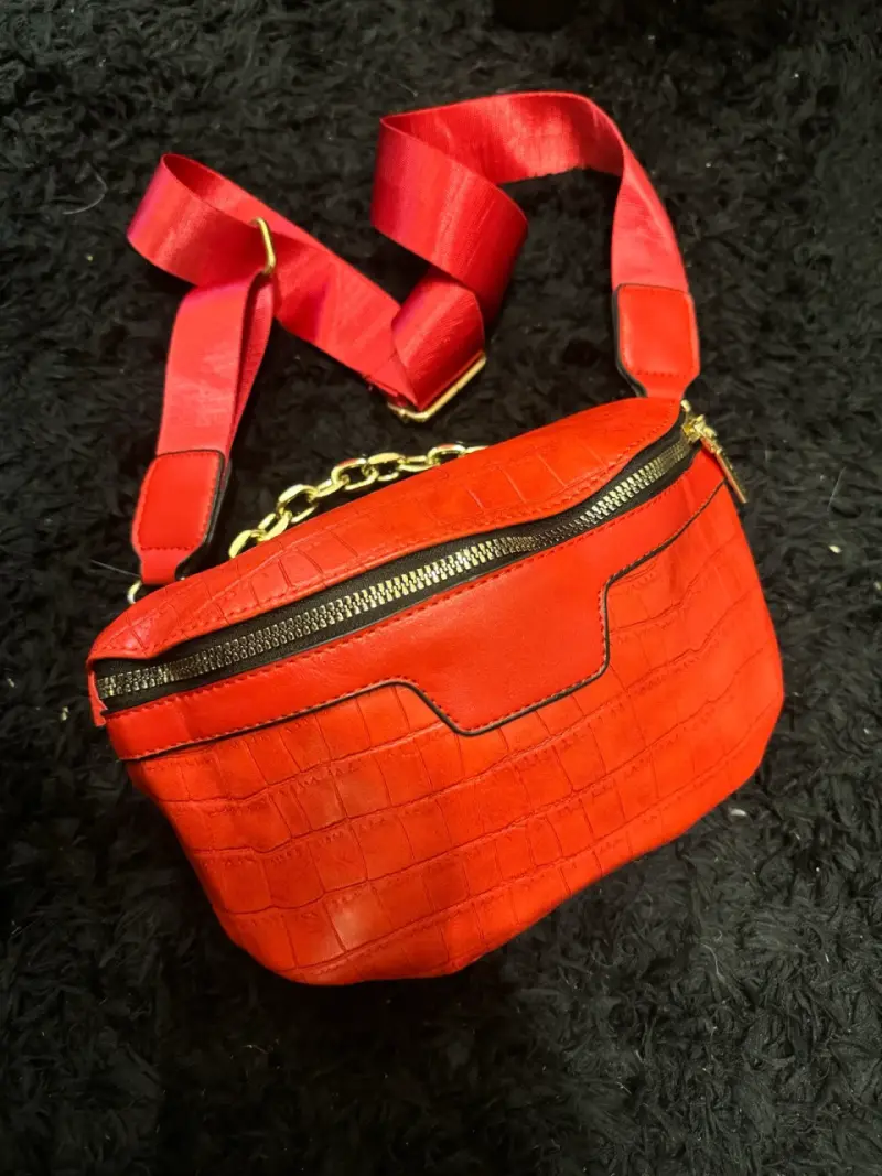 Riñonera roja con textura de cocodrilo y cadena dorada - 1