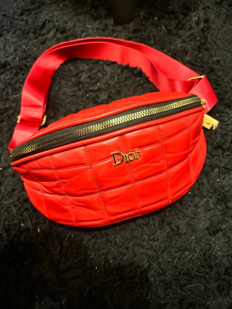 Riñonera roja con textura de cocodrilo y cadena dorada - 2