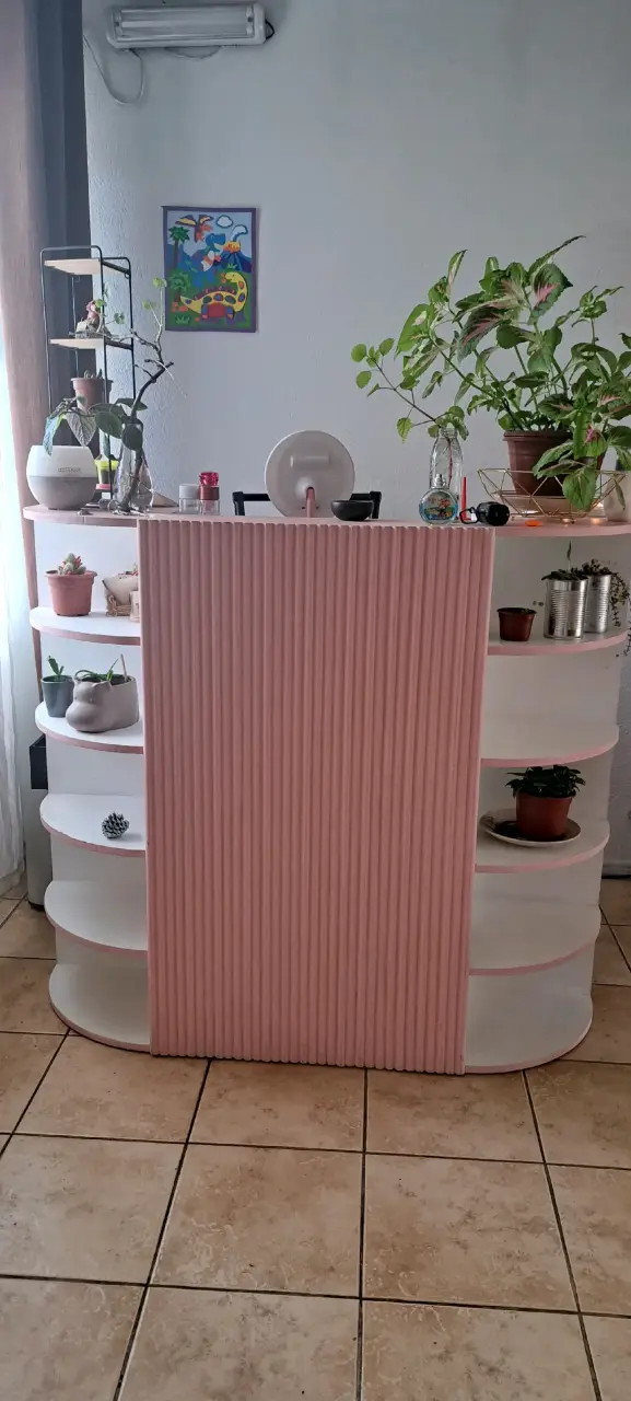 Mostrador de madera blanco y rosa con estantes - 1