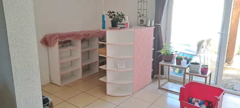 Mostrador de madera blanco y rosa con estantes - 2