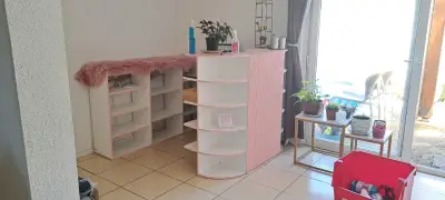 Mostrador de madera blanco y rosa con estantes - miniatura 2