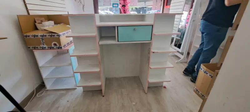 Mostrador de madera blanco y rosa con estantes - 3
