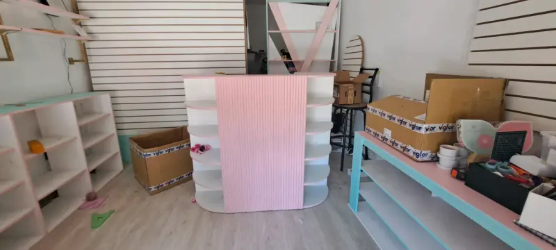 Mostrador de madera blanco y rosa con estantes - 4