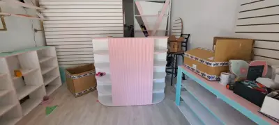 Mostrador de madera blanco y rosa con estantes - miniatura 4