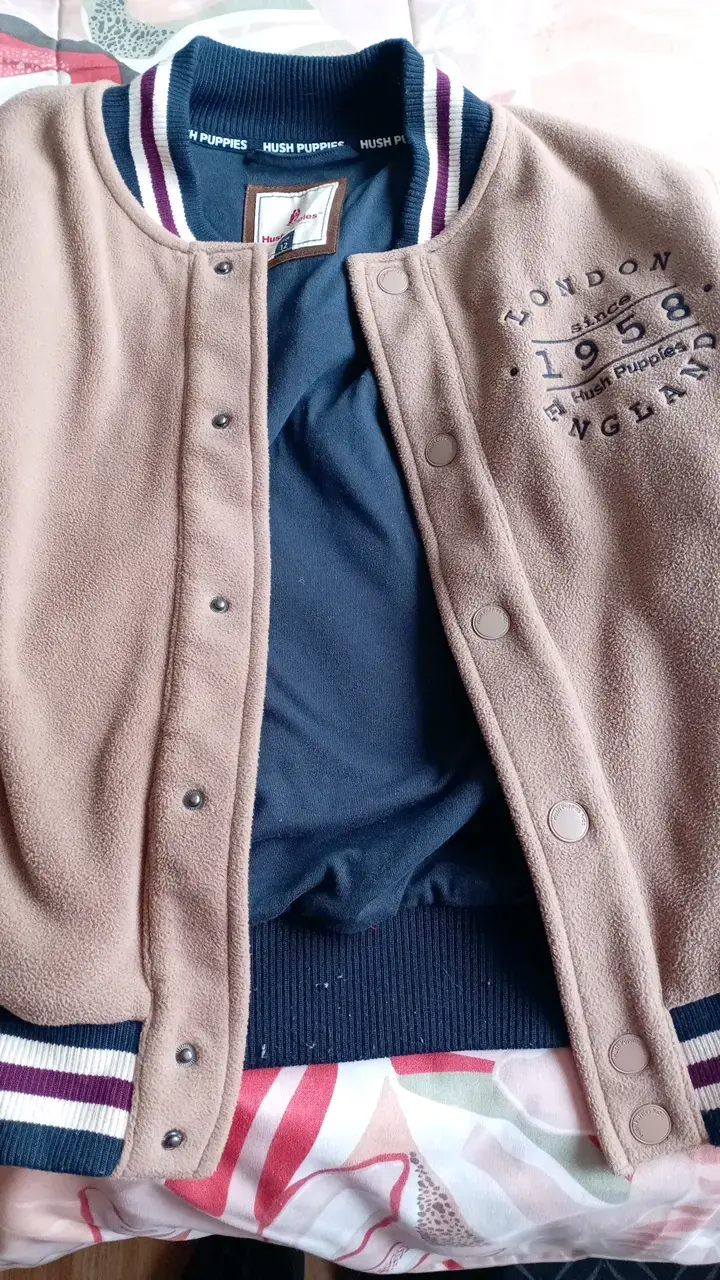Chaqueta Hush Puppies beige con diseño bordado