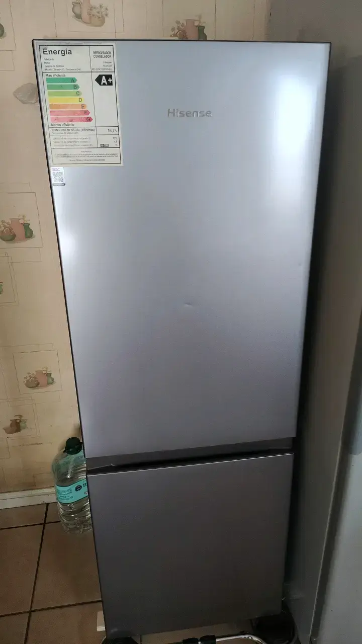 Refrigerador Hisense A+ con Congelador Inferior - 1
