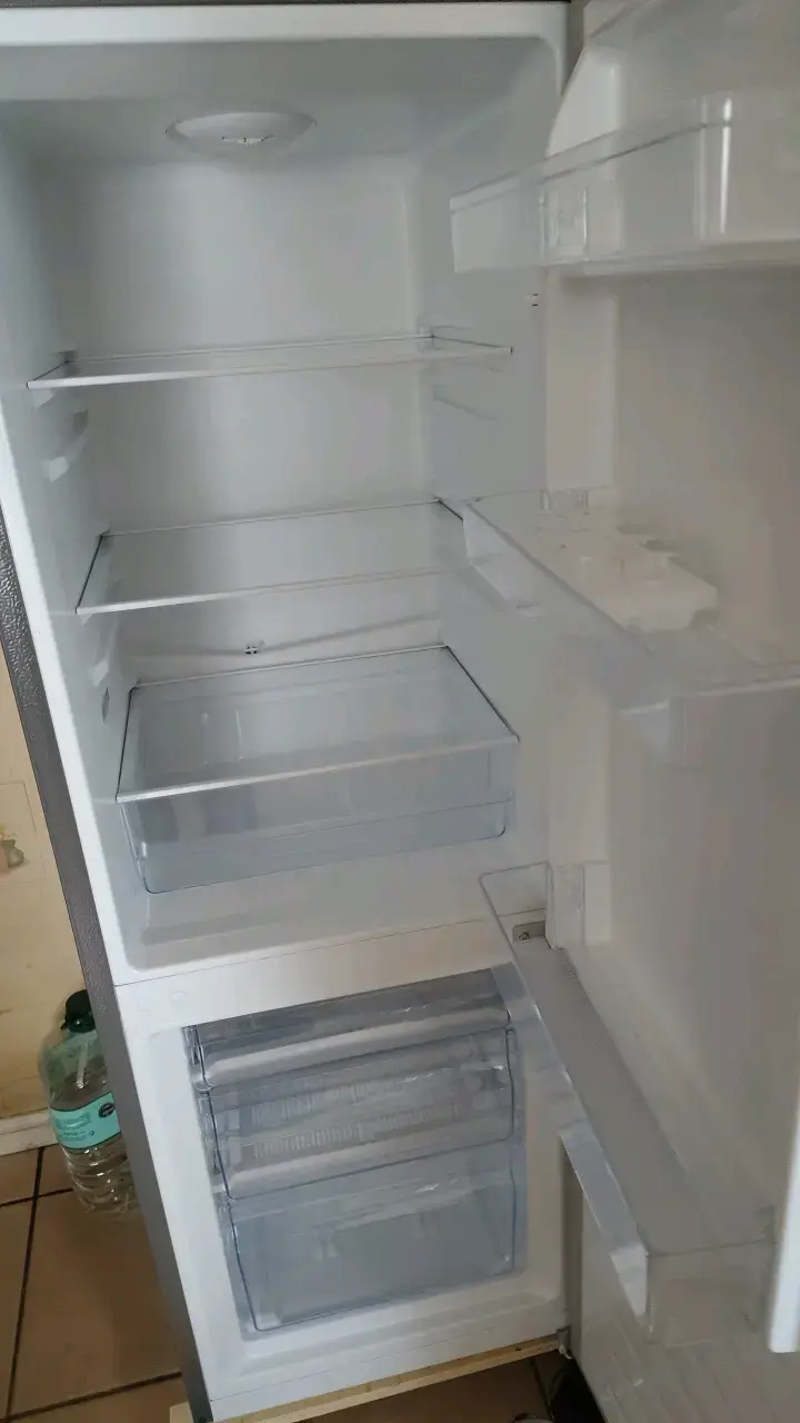 Refrigerador Hisense A+ con Congelador Inferior - 2