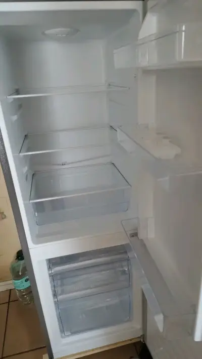 Refrigerador Hisense A+ con Congelador Inferior - miniatura 2