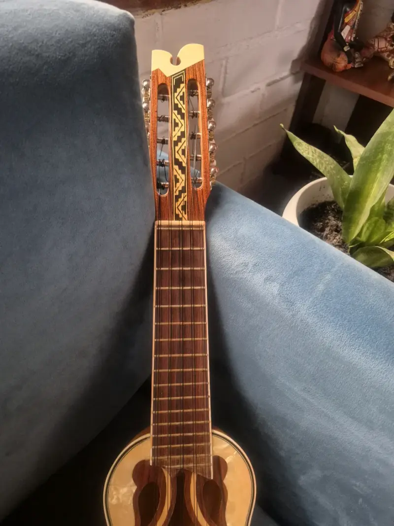 Charango de madera con funda incluida - 2