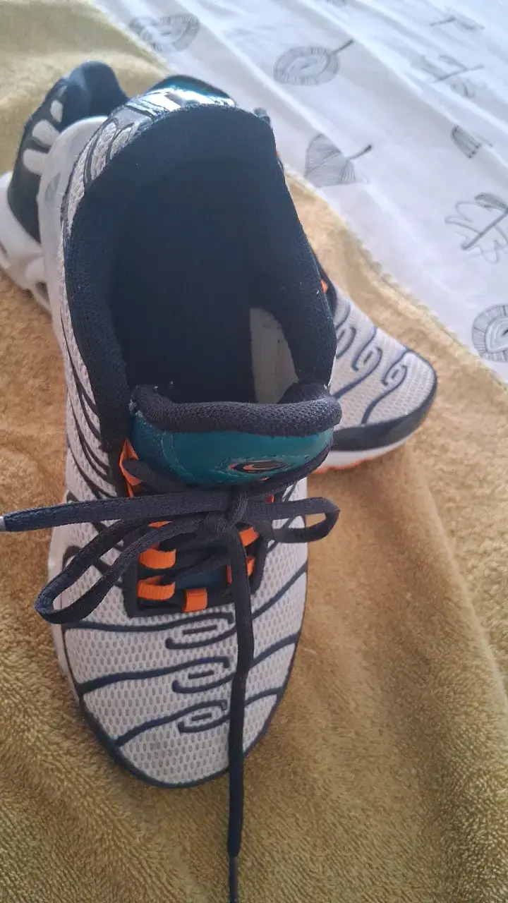 Zapatillas deportivas Nike blancas y negras - 1