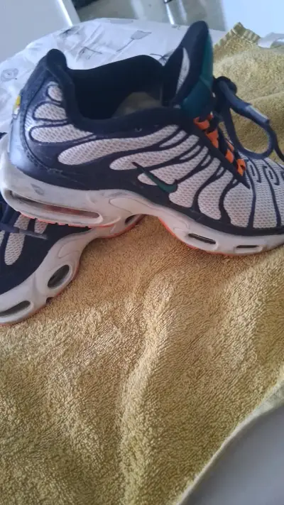 Zapatillas deportivas Nike blancas y negras - miniatura 3