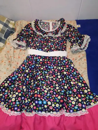 Vestido floral infantil con encaje y volantes - miniatura 1