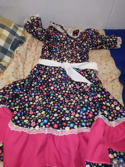 Vestido floral infantil con encaje y volantes - miniatura 2