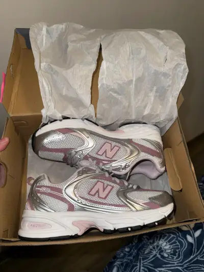 Zapatillas New Balance 530 Mujer Rosado y Plateado - miniatura 1