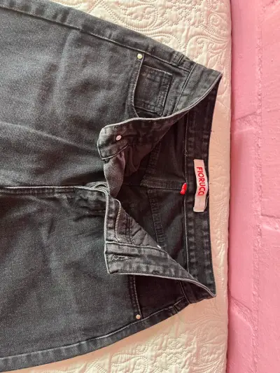 Jeans ajustados de mezclilla negros para mujer - miniatura 3