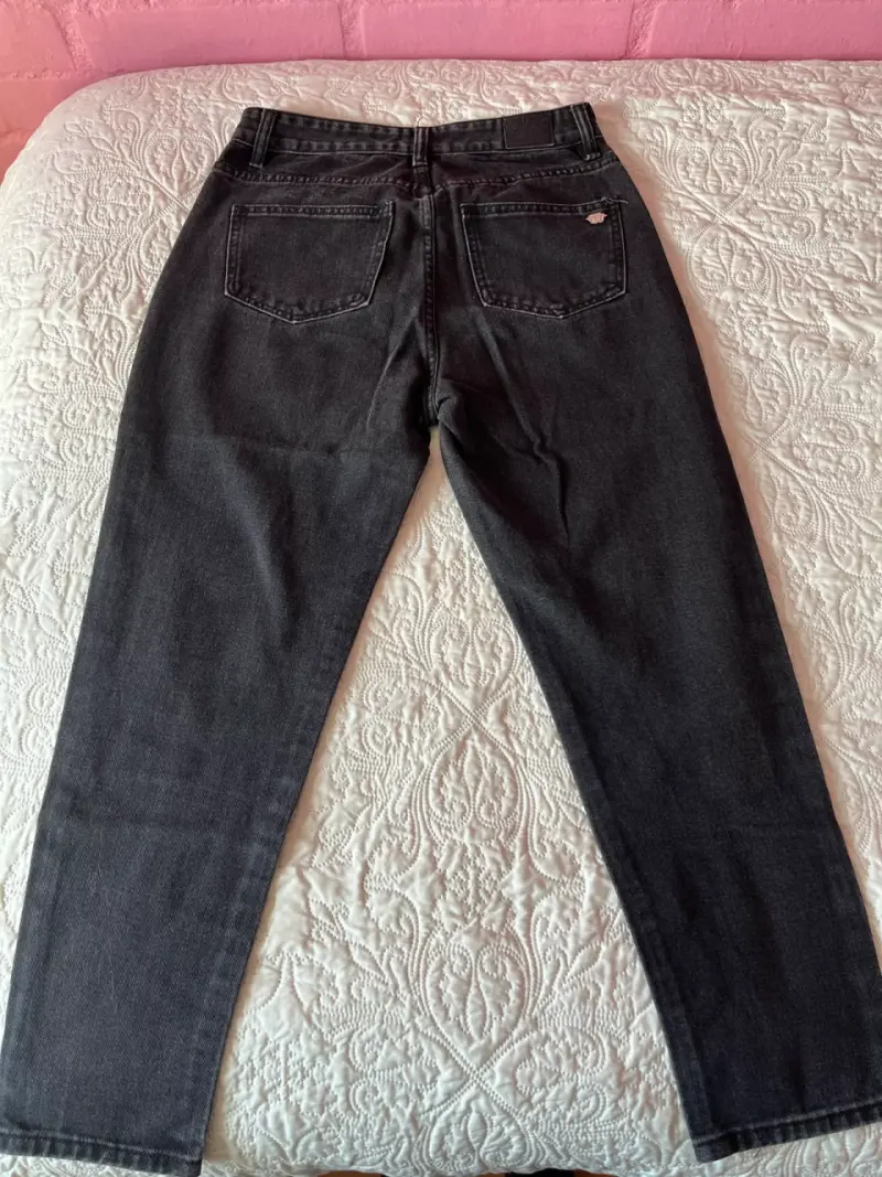 Jeans ajustados de mezclilla negros para mujer - 4