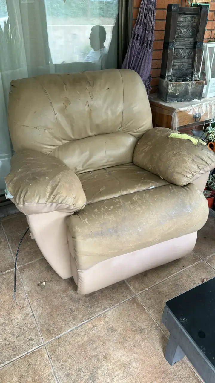 Sillón reclinable de cuero desgastado