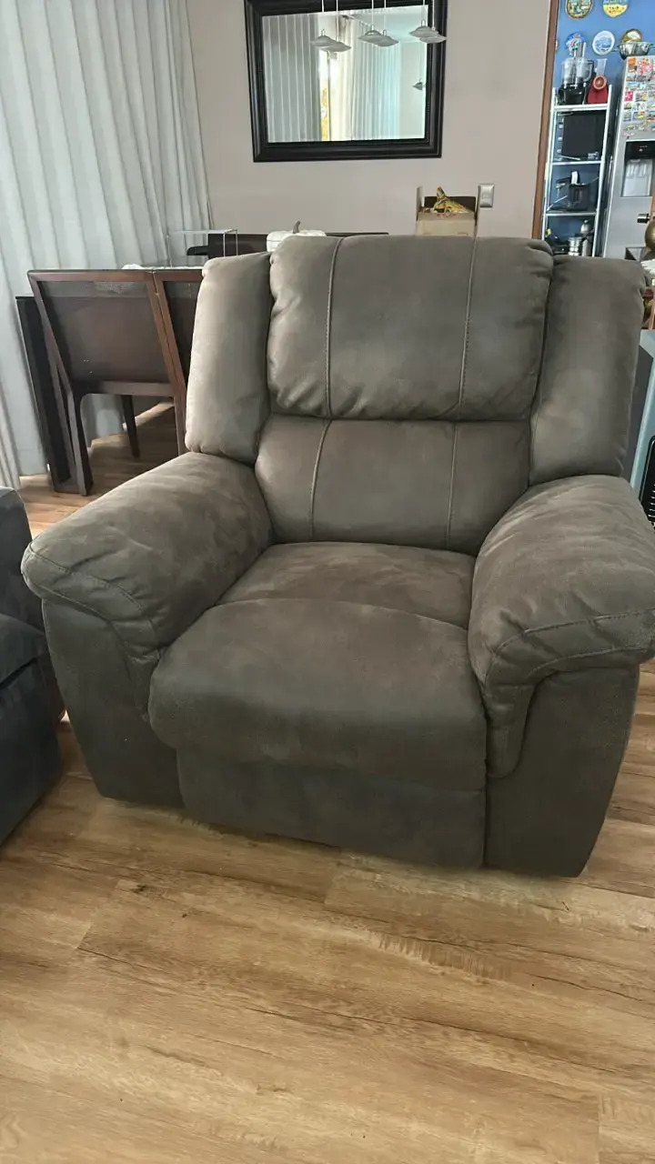 Sillón reclinable de tela gris en buen estado