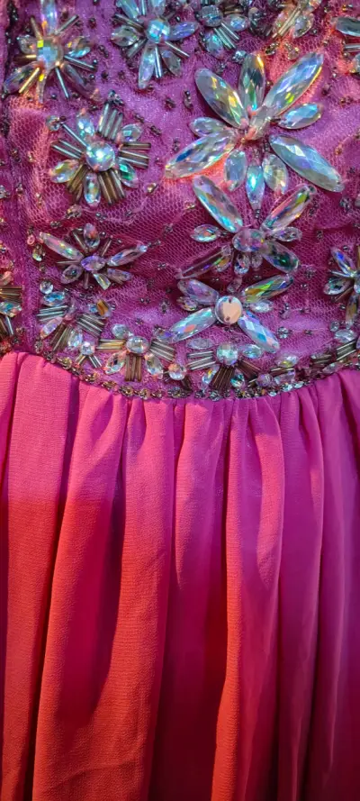 Vestido largo de fiesta rosa con pedrería - miniatura 2