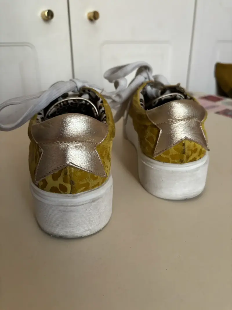 Zapatillas cuero doradas con diseño animal print - 2