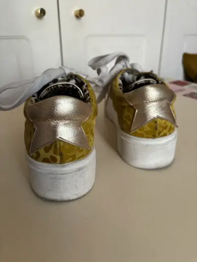 Zapatillas cuero doradas con diseño animal print - miniatura 2