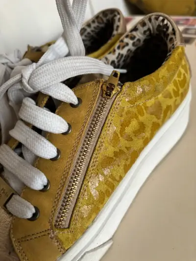 Zapatillas cuero doradas con diseño animal print - miniatura 4