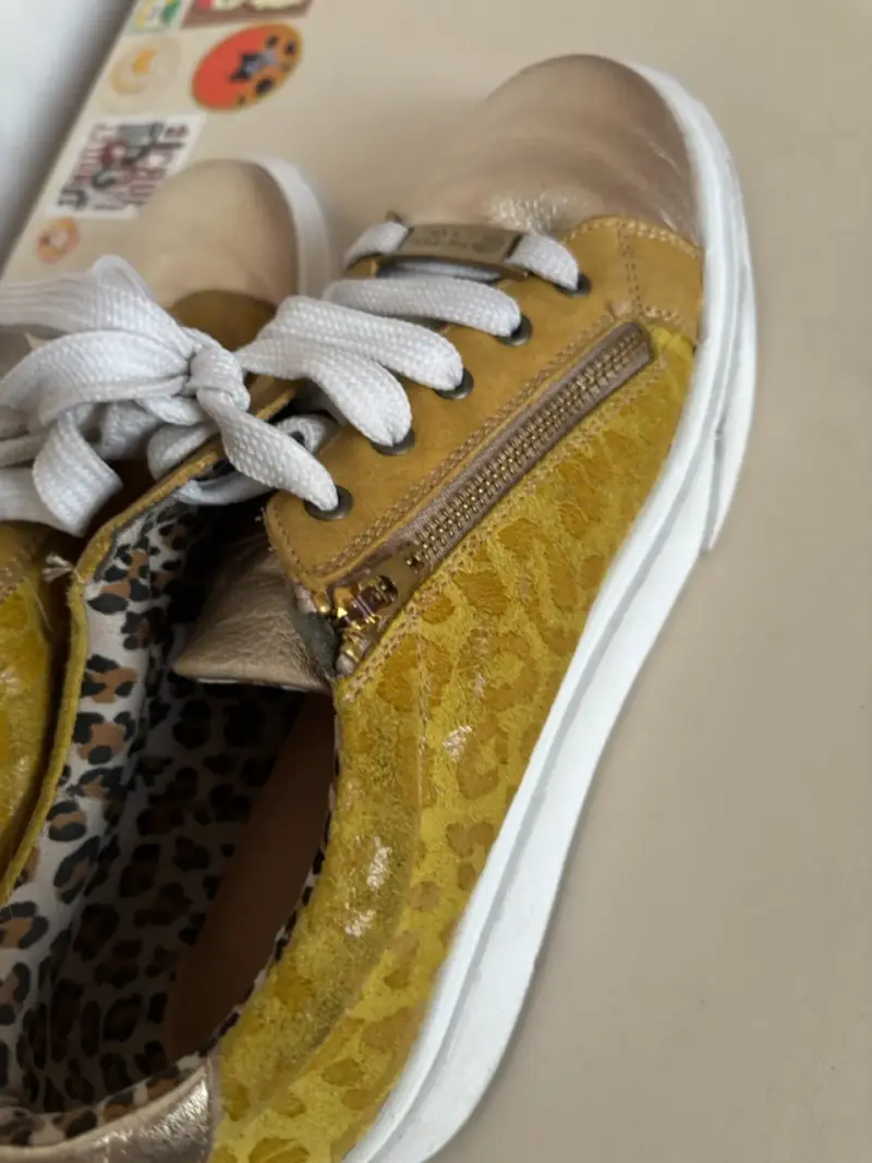 Zapatillas cuero doradas con diseño animal print - 6
