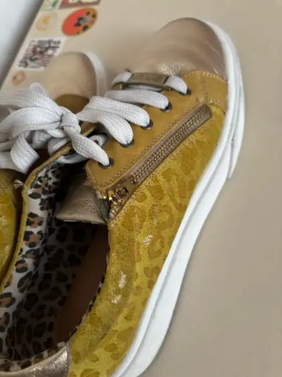 Zapatillas cuero doradas con diseño animal print - miniatura 6