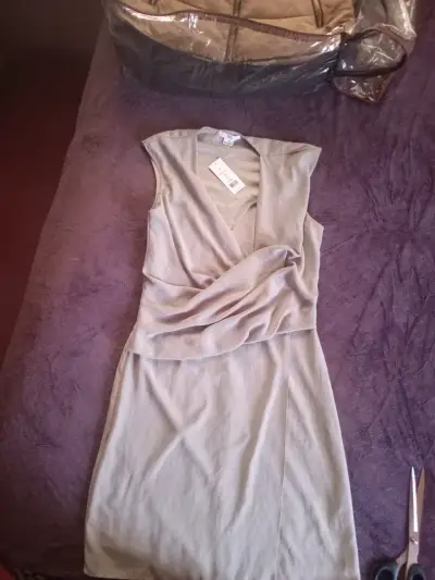Vestido elegante gris sin mangas - miniatura 2
