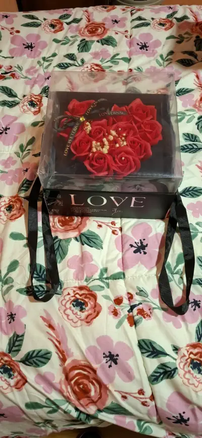 Caja de regalo con rosas artificiales rojas - miniatura 1