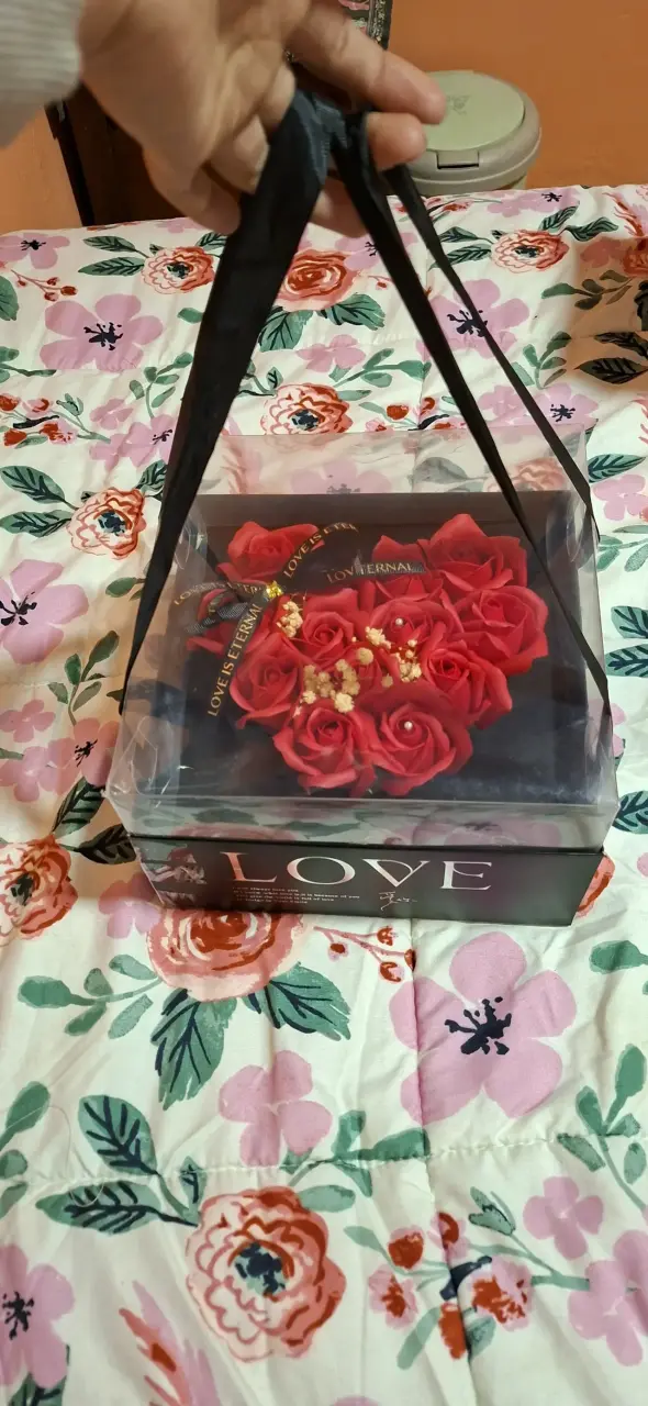 Caja de regalo con rosas artificiales rojas - 2
