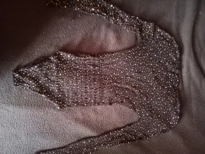 Vestido negro con lentejuelas brillantes - miniatura 1