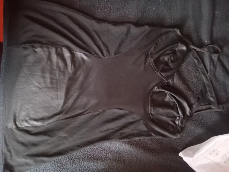 Vestido negro con lentejuelas brillantes - 2