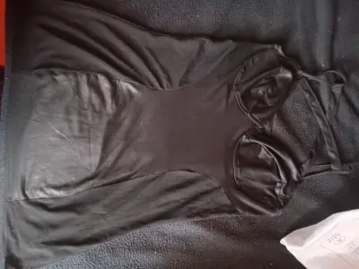 Vestido negro con lentejuelas brillantes - miniatura 2
