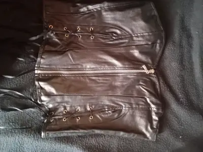 Vestido negro con lentejuelas brillantes - miniatura 4