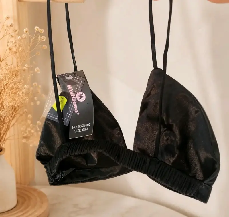 Bralette negro satinado elegante y versátil