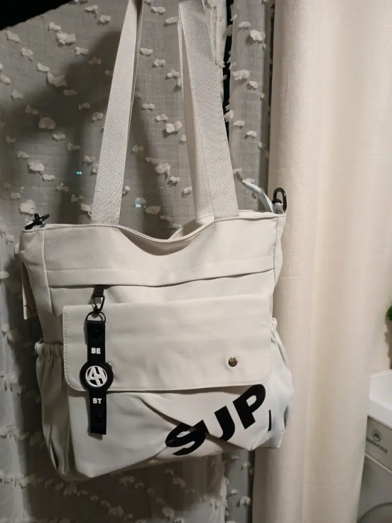 Bolso tote gris con diseño moderno