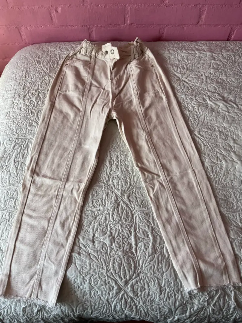 Pantalones beige de tiro alto Zara para mujer