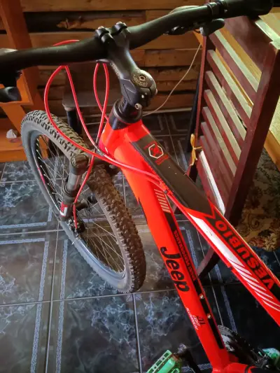 Bicicleta de montaña Jeep roja con suspensión - miniatura 1