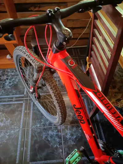 Bicicleta de montaña Jeep roja con suspensión - miniatura 2
