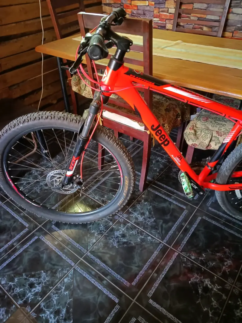 Bicicleta de montaña Jeep roja con suspensión - 3