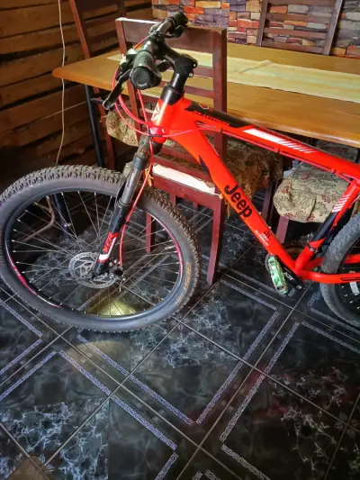 Bicicleta de montaña Jeep roja con suspensión - miniatura 3
